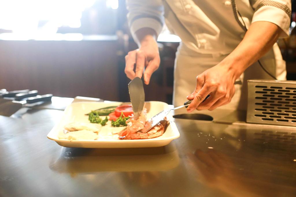 Chef Alexandre Dubois en pleine création culinaire dans la cuisine de nofybia