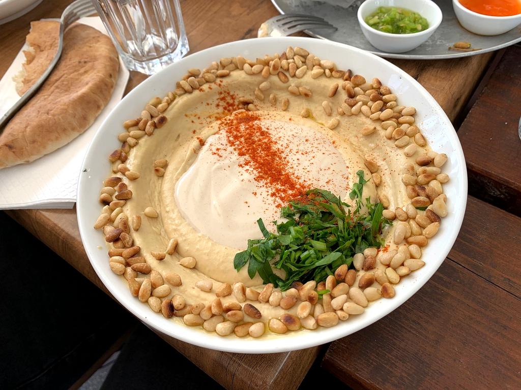 Plats gastronomiques artistiquement présentés sur table en bois à nofybia