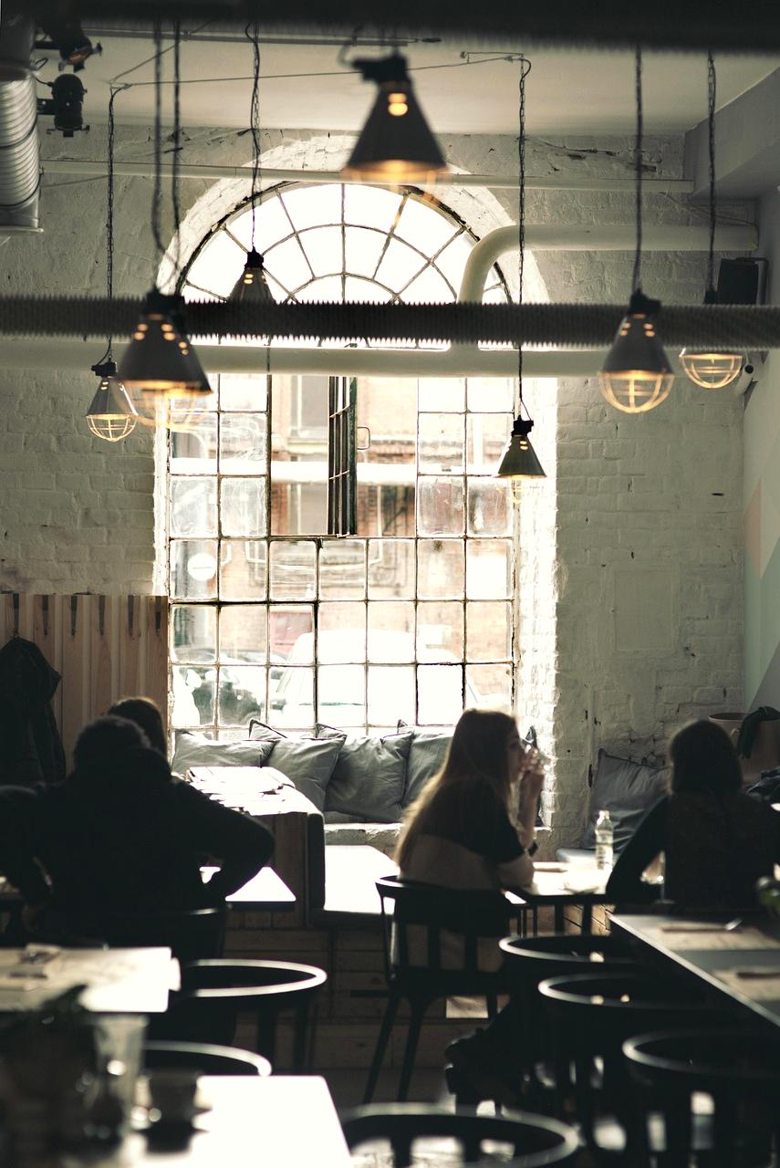 Vue intérieure de nofybia avec une lumière chaleureuse et des tables élégamment dressées