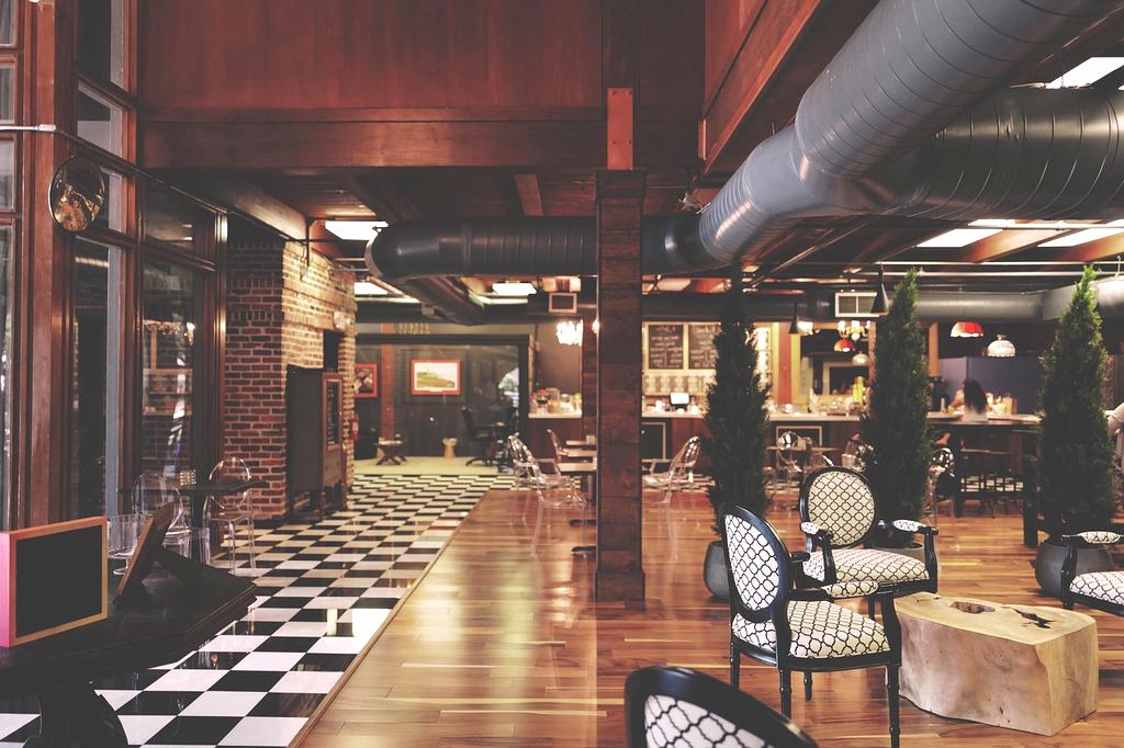 Salle à manger élégante et lumineuse au restaurant nofybia