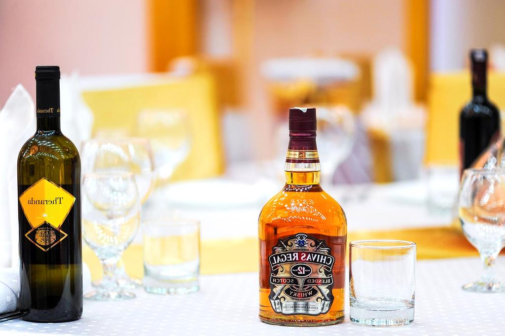 Détail d’une table dressée avec fleurs fraîches et vaisselle raffinée