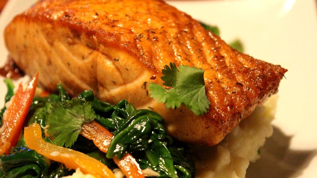 Saumon mi-cuit à l'unilatéral sauce hollandaise