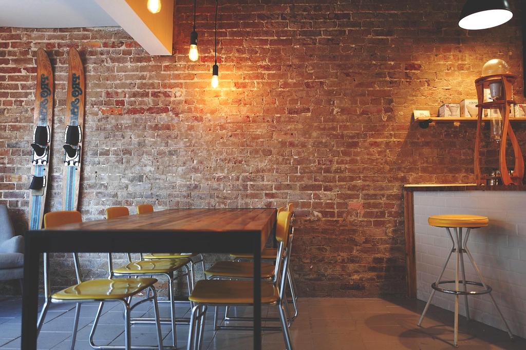 Salle de restaurant élégante prête pour une réservation